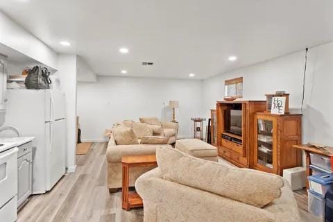 Building Photo - 498 NW Scenic Dr