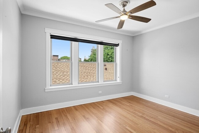 Building Photo - 1702 W Catalpa Ave