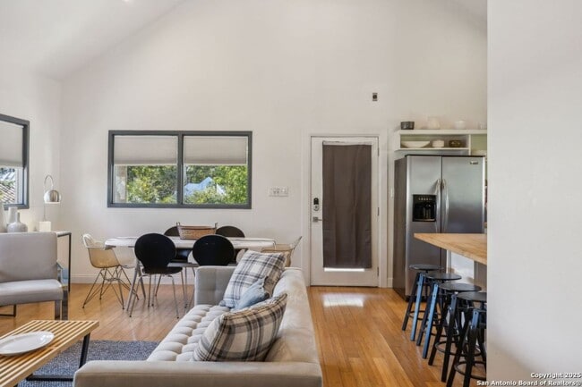 Building Photo - HISTORIC CHARM IN KING WILLIAM