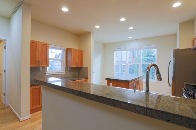 Building Photo - Spacious 3BR/3.5BA Townhome in Desirable E...