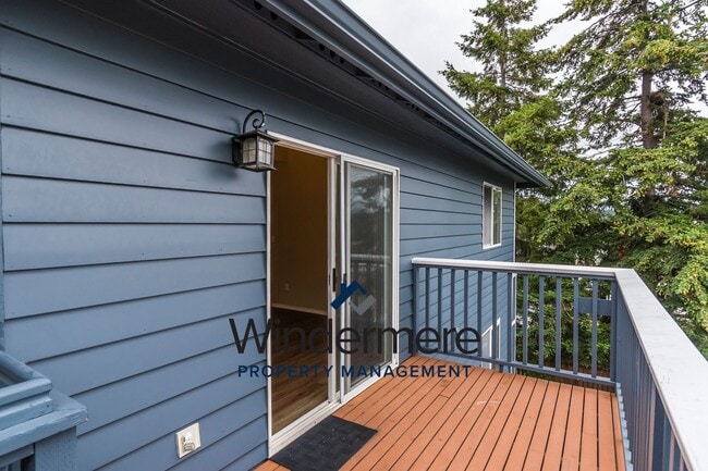 Building Photo - 2 Bed + Den/Office  2 Bath Condo W/S/G Inc...