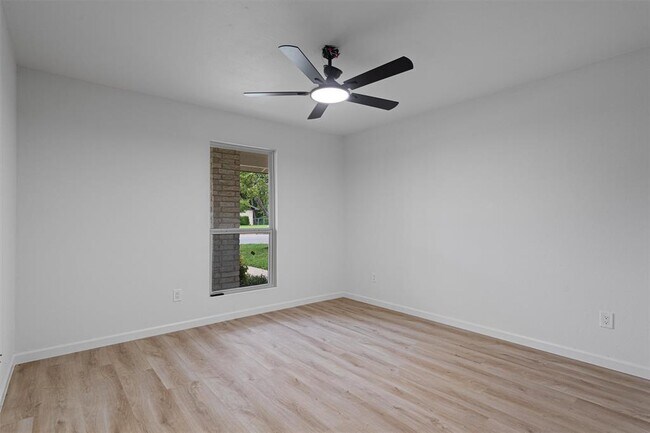Building Photo - 1700 Deep Wood Dr