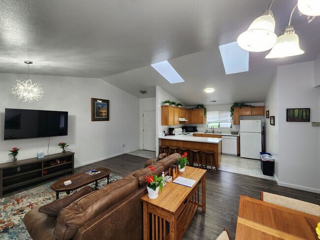 Building Photo - Fully Furnished House in Eureka