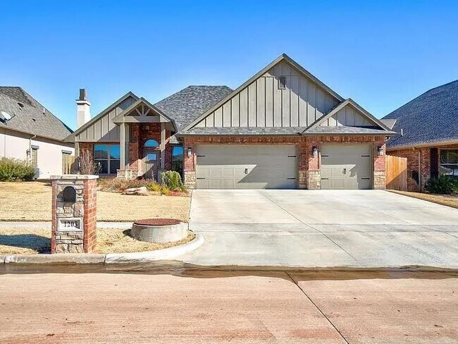 Building Photo - 1203 NW Thornbury Dr