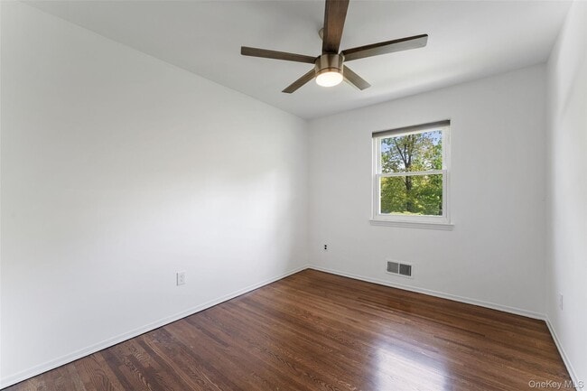 Building Photo - 25 Saxon Wds Rd