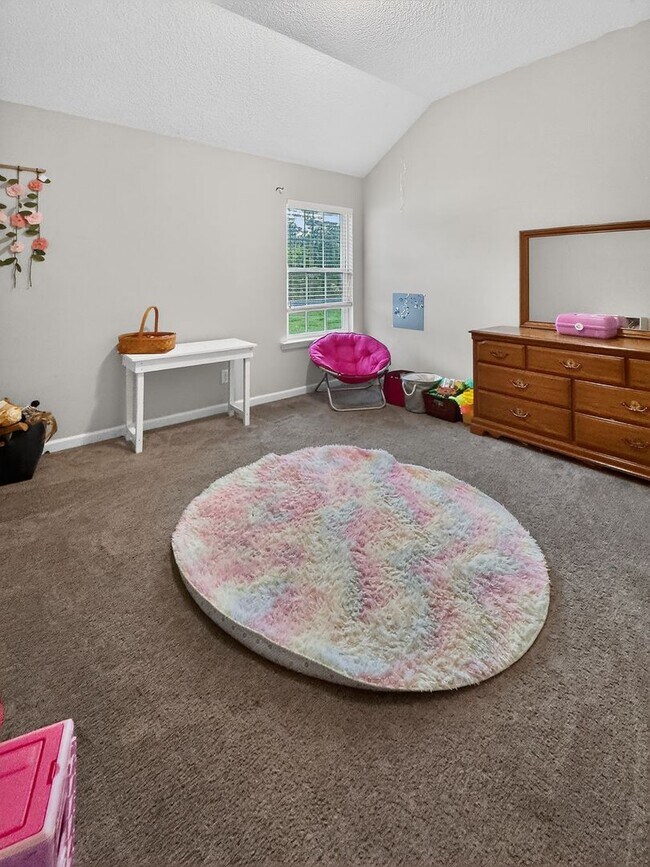 Building Photo - RATE DROP ALERT (was $2800/month) and SPRING MOVE-IN SPECIAL: 50% OFF 1ST MONTH'S RENT!**