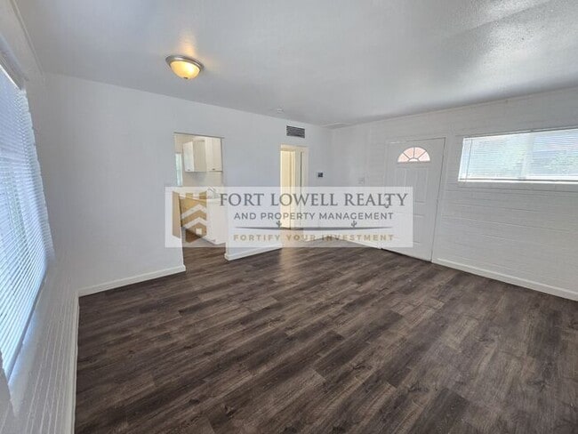 Building Photo - Renovated 1 Bed / 1 Bath Apartment with Private Yard!