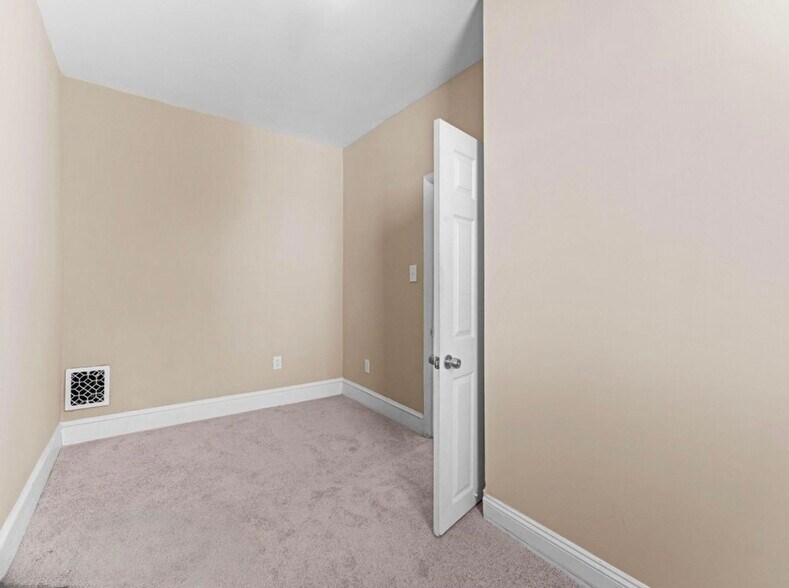 Building Photo - 2223 Winton St