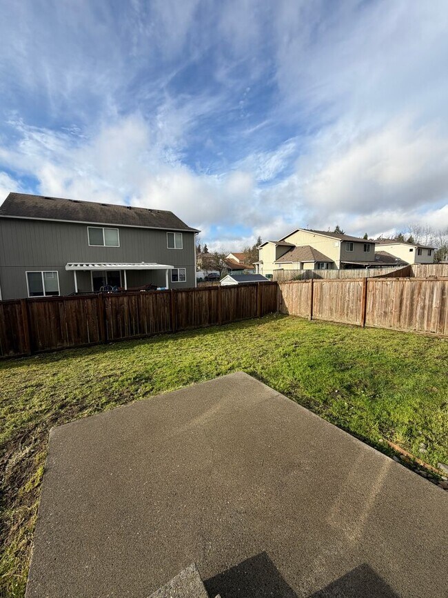 Building Photo - 843 Gina Ct SE