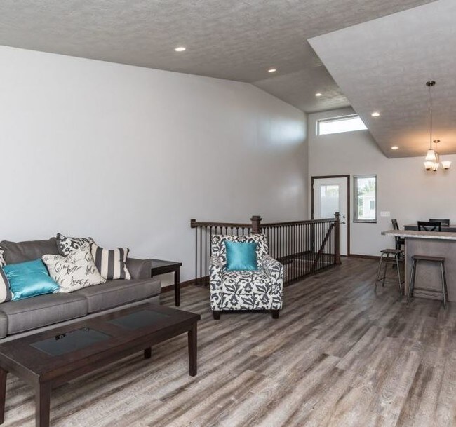 Building Photo - Sunburst Townhomes