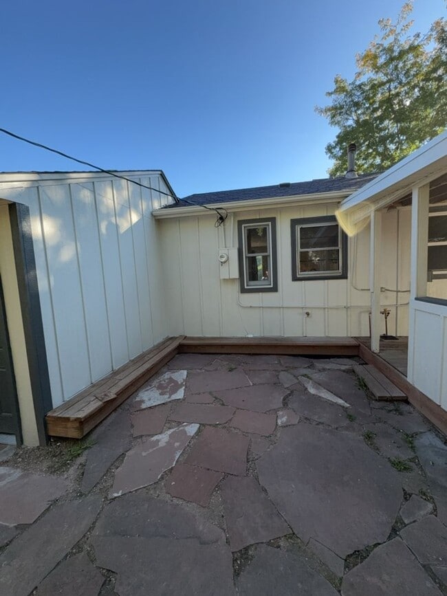 Building Photo - Beautifully Updated 3 Bedroom 2 Bath Home ...