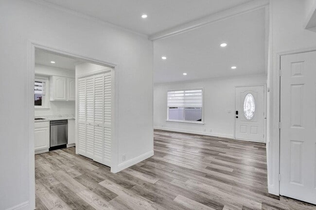 Building Photo - 229 SW 1st Ave