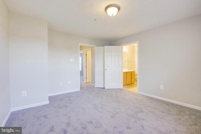 Building Photo - 9307 Vanguard Ct