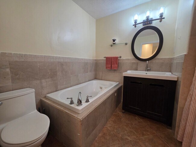 Building Photo - Spacious Townhome in The Trails