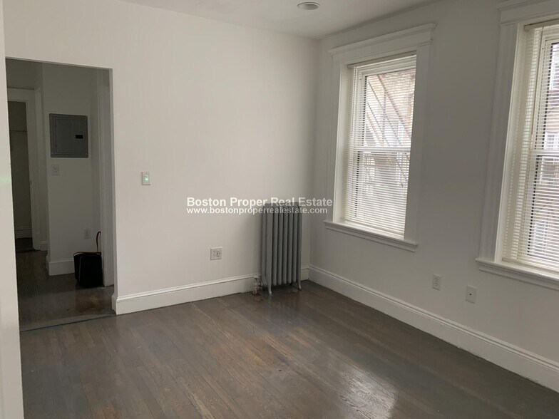 Building Photo - 100 Queensberry St