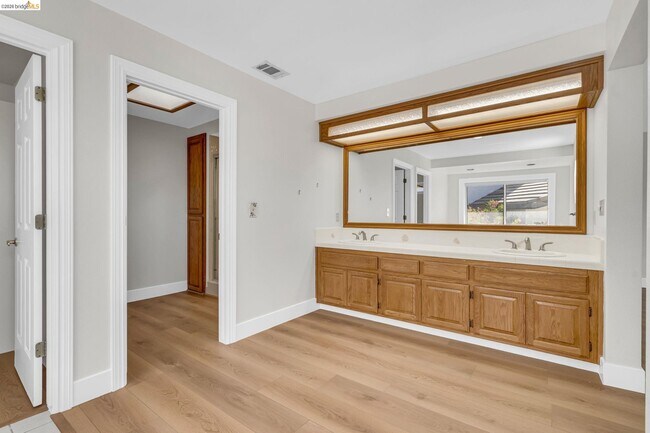 Building Photo - 5650 Edgeview Dr