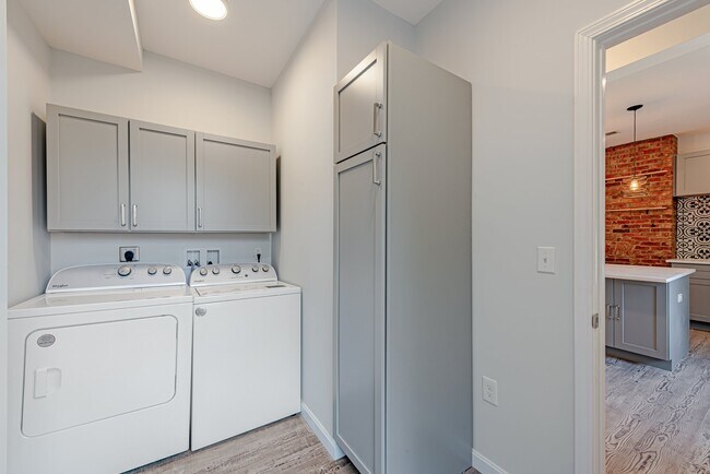 Building Photo - 5551 Columbo St