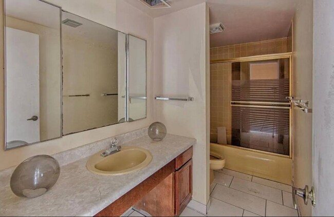 Building Photo - 7785 Point Vicente Ct
