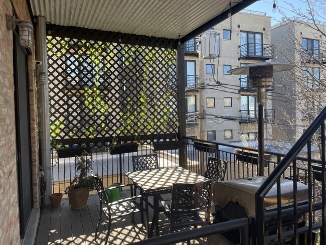 private patio - 514 N Armour St