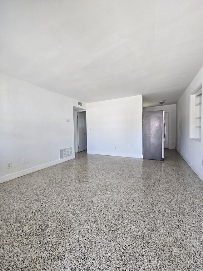 Building Photo - 1703 Edgewater Dr