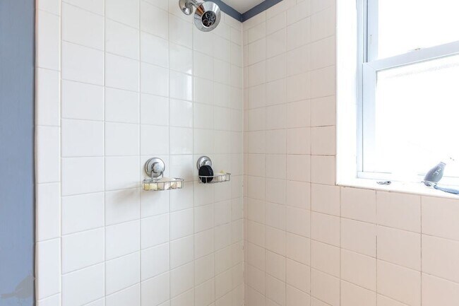 Building Photo - 420 16th St SE