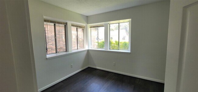 Building Photo - 1207 Park Knoll Ln