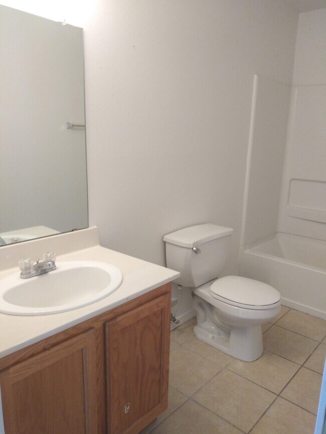 Building Photo - 3BR, 2.5BA, 2CG