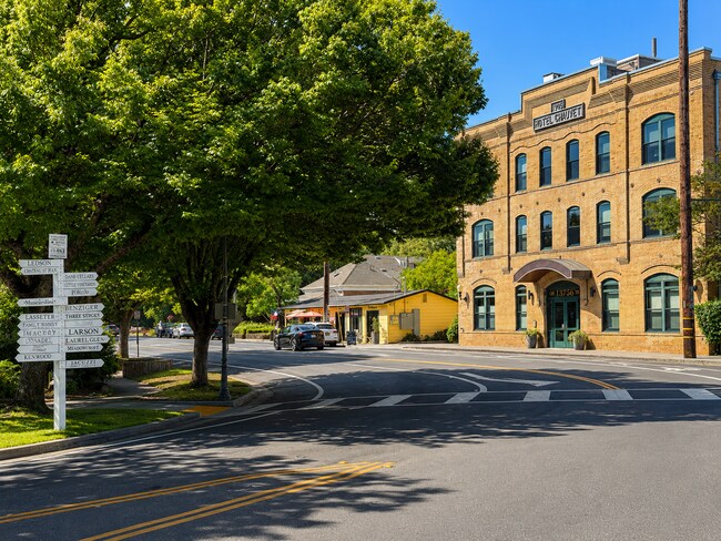 Building Photo - 997 Madrone Rd