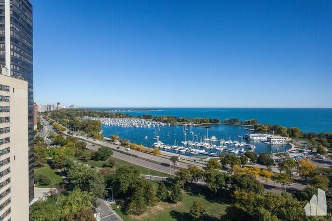 Building Photo - 3110 N Lake Shore Dr