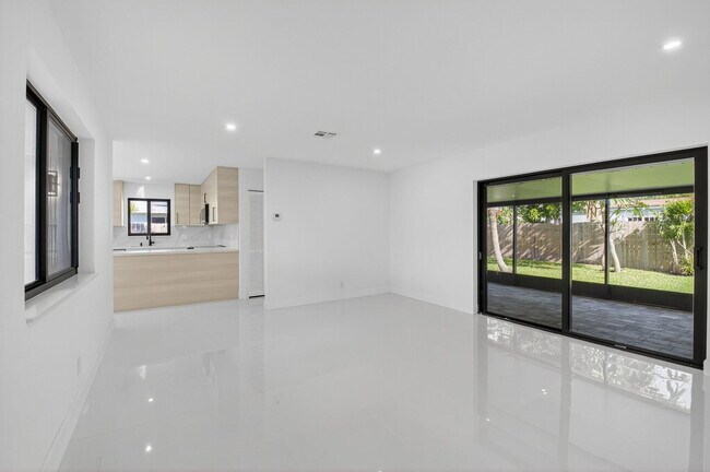 Building Photo - 513 Lindell Blvd