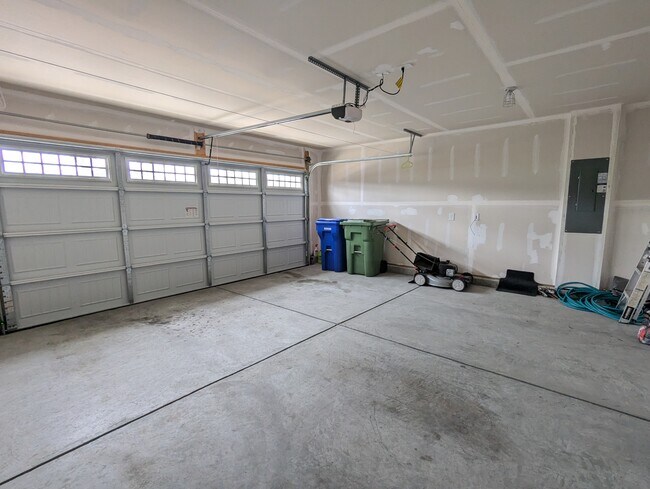 Building Photo - 916 Throckmorton Ct