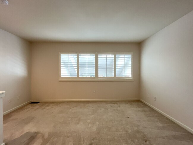 Building Photo - Incredible Forrest Park Townhome!! 2 bedroom, 2 bath, HUGE attached Garage!