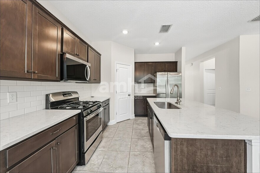 Building Photo - 31 Hiller Ln
