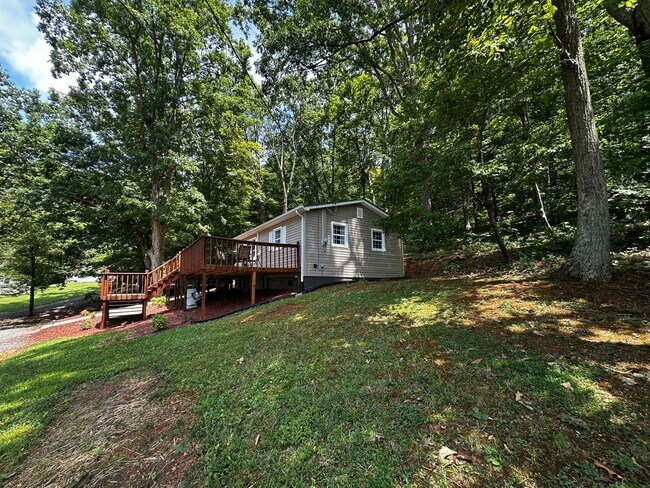 Building Photo - 253 White Ln