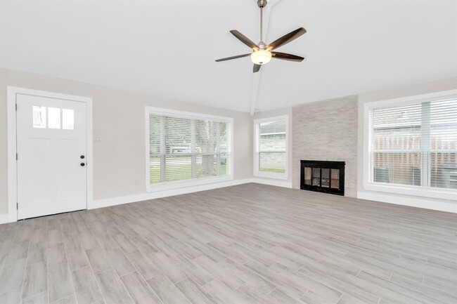 Building Photo - 10051 Green Valley Ln