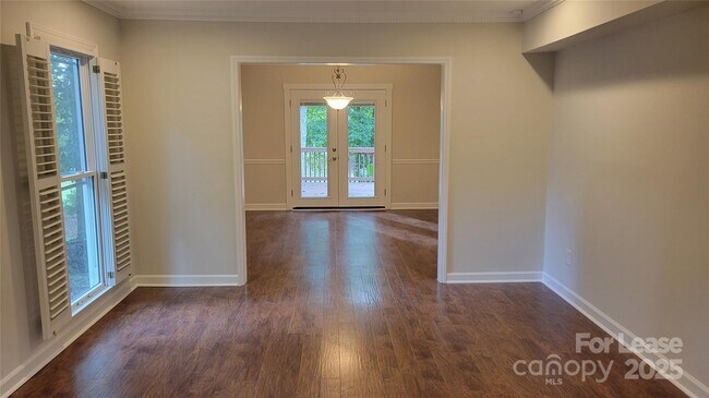 Building Photo - 9424 Whitethorn Dr