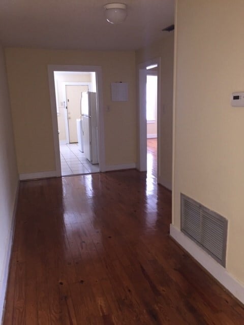 Building Photo - 105 Pine St