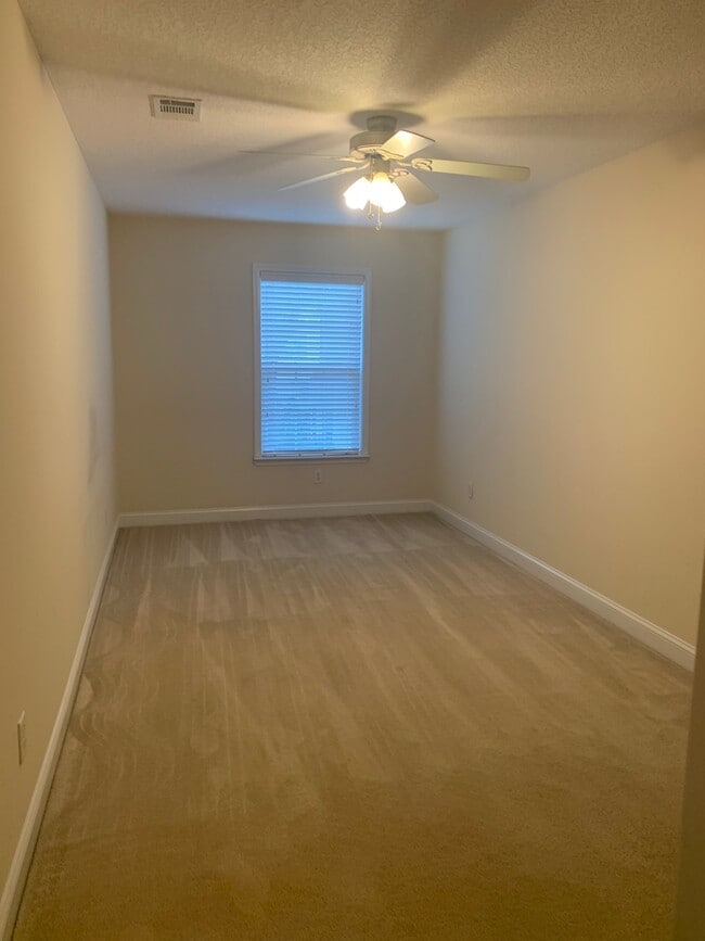 Building Photo - Beautiful Townhome for Rent