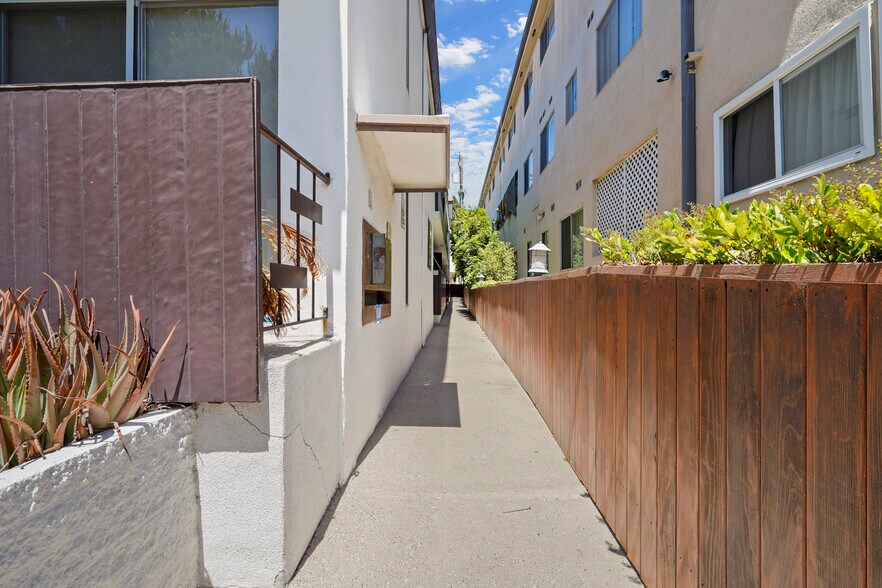 Building Photo - 1027 Lincoln Blvd