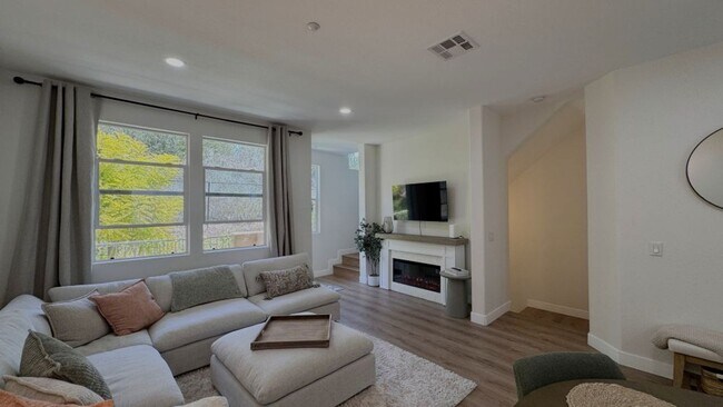 Building Photo - Beautiful Tri-Level 3BD/2BA Townhome in Greystone at Eastlake – Eastlake Chula Vista
