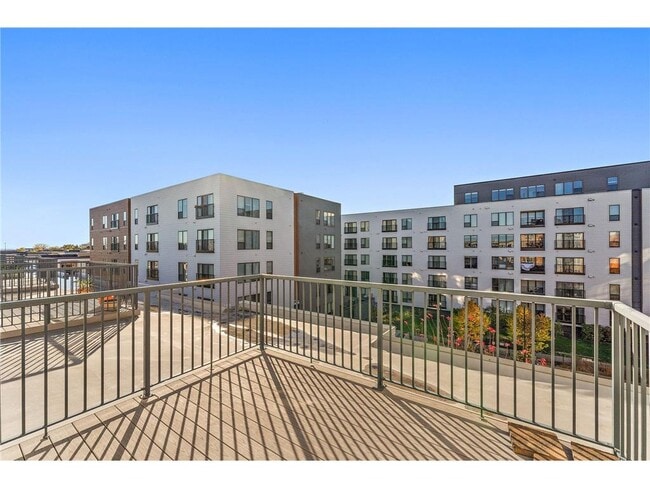 Primary Photo - 2650 University Ave W