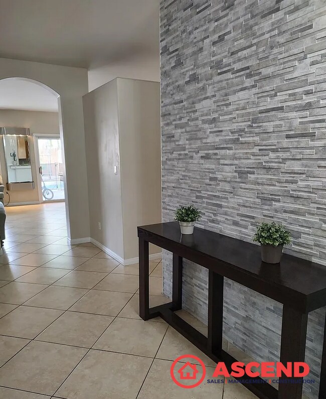 Building Photo - Spacious 5 Bed / 2 Bath Home Near Riverlakes Golf Course!