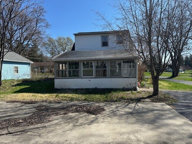 Building Photo - 219 Redwood St