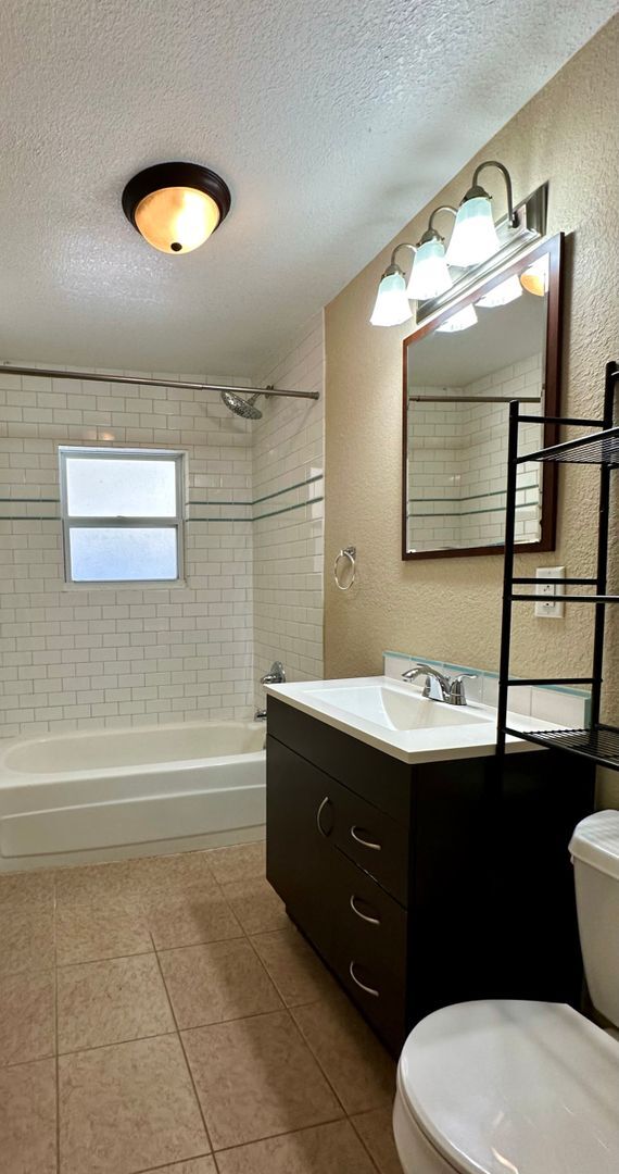 Building Photo - 2 Bedroom 1 Bath Duplex Available Mid Augu...