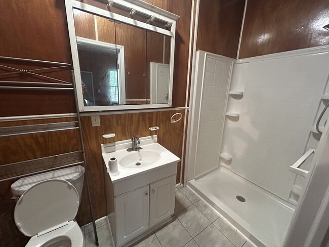 Building Photo - "Spacious 5-Bedroom Family Retreat with 2 ...