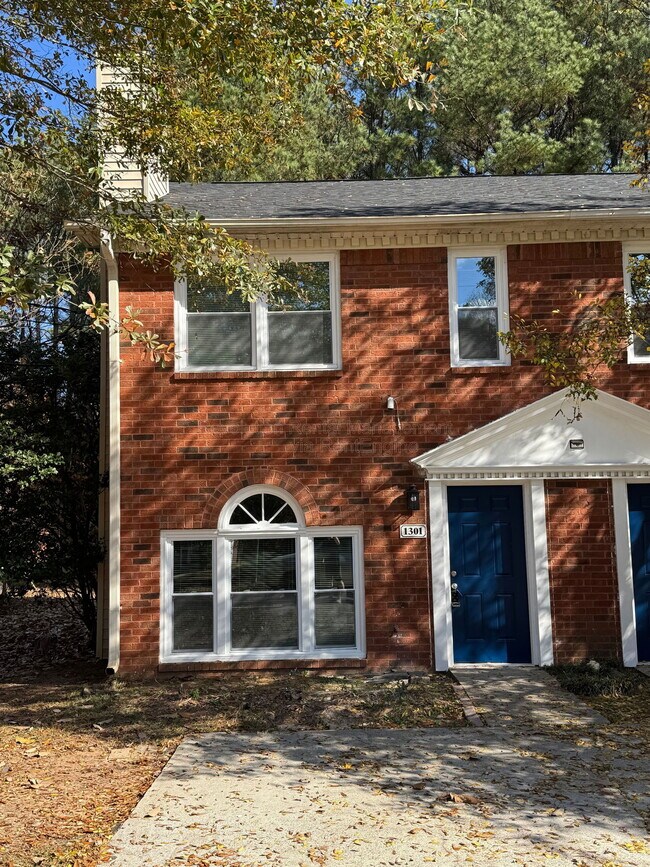 Building Photo - 1301 Sweet Pine Dr