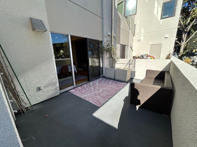 Building Photo - $1,000 OFF FIRST MONTH'S RENT!! Spacious 3 bedroom / 2.5 Bath Apartment in Emeryville, CA.