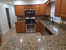 Building Photo - 826 E Capri Dr