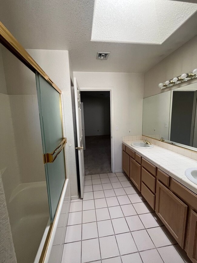 Building Photo - 3 Bedroom - 2 Bath Home