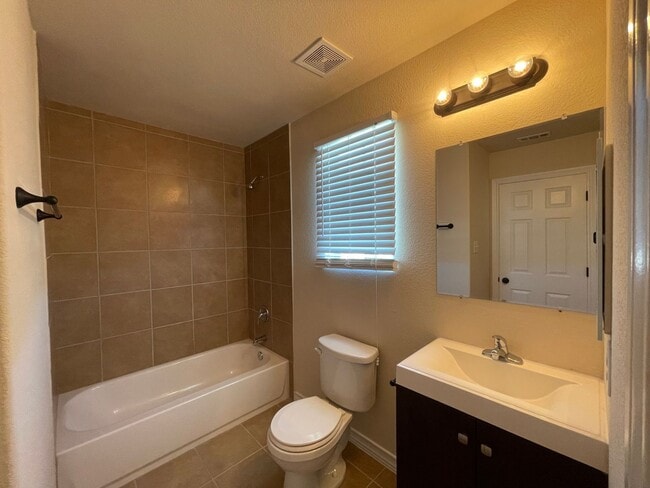 Building Photo - Townhome for rent